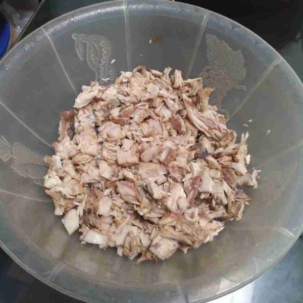 Suwir tongkol yang sudah dikukus.