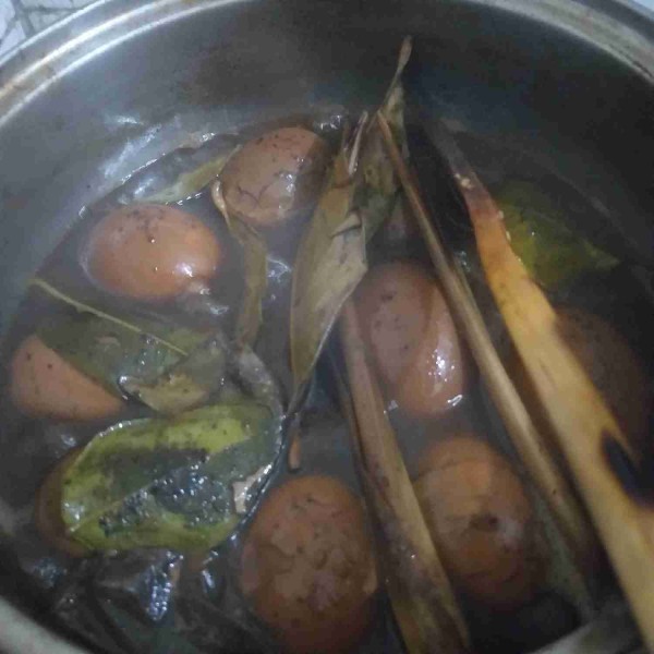 Masak dengan api kecil sampai dengan sedang sampai air menyusut dan telur berwarna coklat gelap. Setelah matang angkat dan tiriskan.