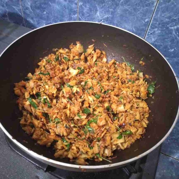 Terakhir masukkan daun kemangi. Masak hingga benar-benar matang dan siap disajikan.