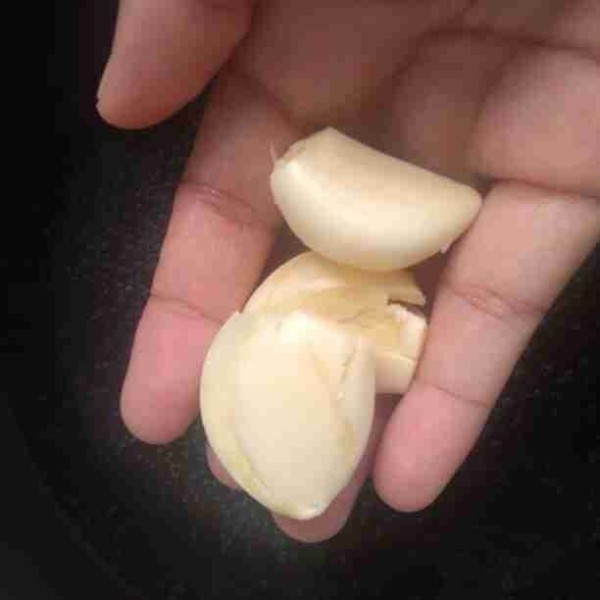Didihkan air lalu tambahkan garam, gula pasir, dan bawang putih.