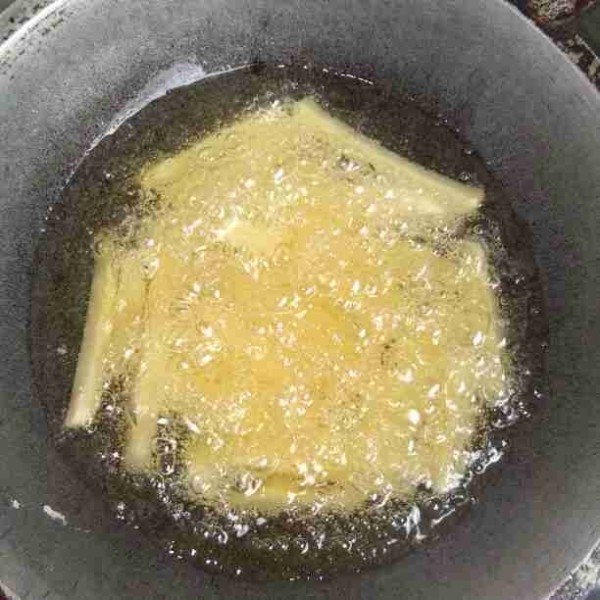 Panaskan minyak, lalu goreng kentang hingga golden brown.