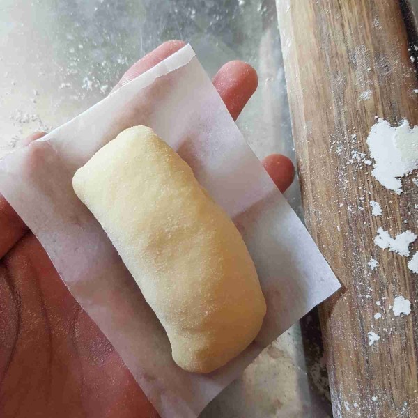 Gulung, rapatkan, dan rapikan. Lakukan hal yang sama hingga adonan roti habis. Diamkan kembali selama 30 menit/hingga adonan roti mengembang.