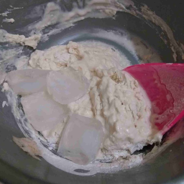 Pada mangkuk, campur tepung bakwan, tepung terigu, dan air lalu aduk rata. Tambahkan es batu.