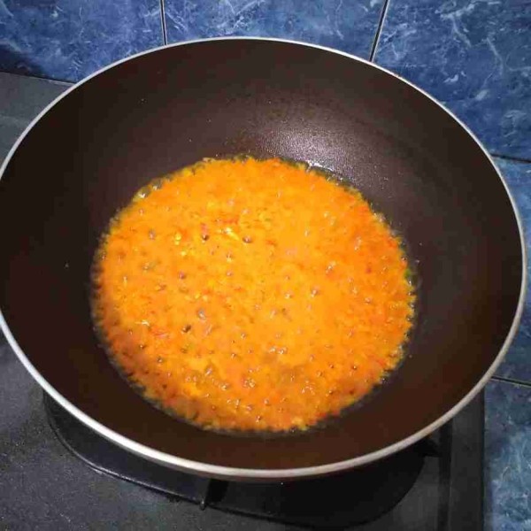 Haluskan bawang merah, bawang putih, kunyit, jahe dan cabe. Tumis.