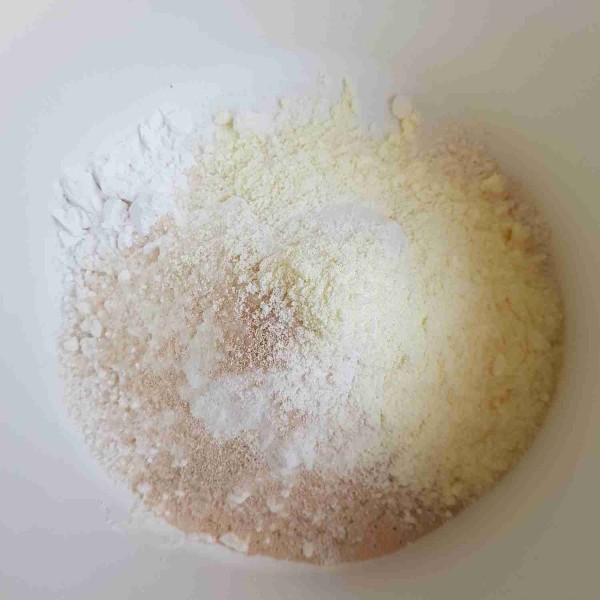 Siapkan wadah kemudian masukkan tepung terigu protein tinggi, tepung terigu protein sedang, tepung tapioka, gula pasir, ragi instan, dan susu bubuk. Aduk hingga rata.
