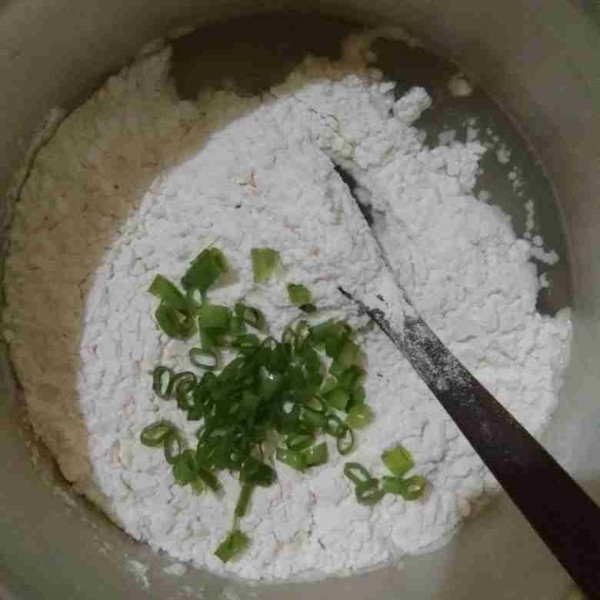 Masukkan air, tepung terigu, tepung tapioka, kaldu jamur, garam, merica bubuk, dan daun bawang ke dalam panci.