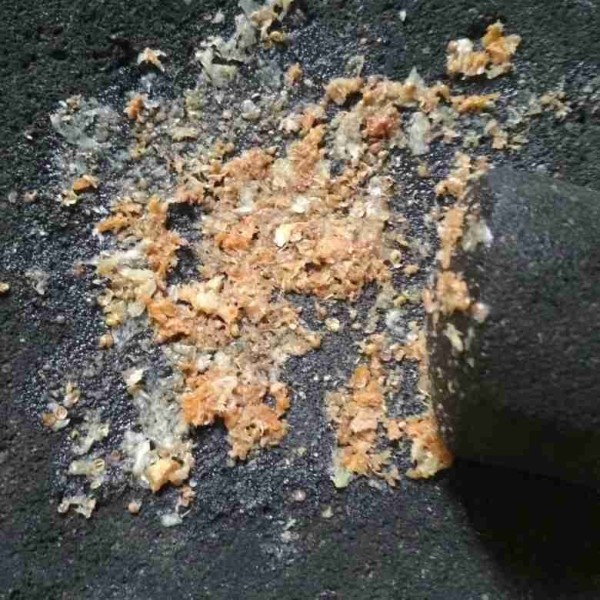 Haluskan bawang putih, ketumbar, dan ebi.