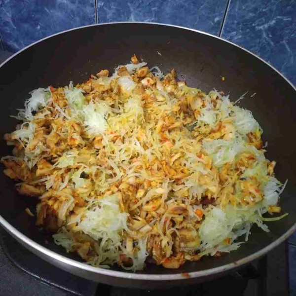 Kemudian masukkan labu parut, aduk-aduk beberapa saat kemudian masukkan tongkol suwir. Tambahkan sedikit air jika kering. Masukkan garam, kaldu jamur, gula pasir, dan santan. Aduk rata, test rasa.