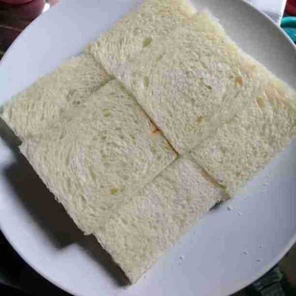 Siapkan roti tawar, potong bagian kulit pinggirnya sisihkan.