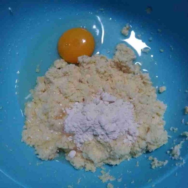 Tambahkan 1 butir telur dan 2 sdm tepung terigu.