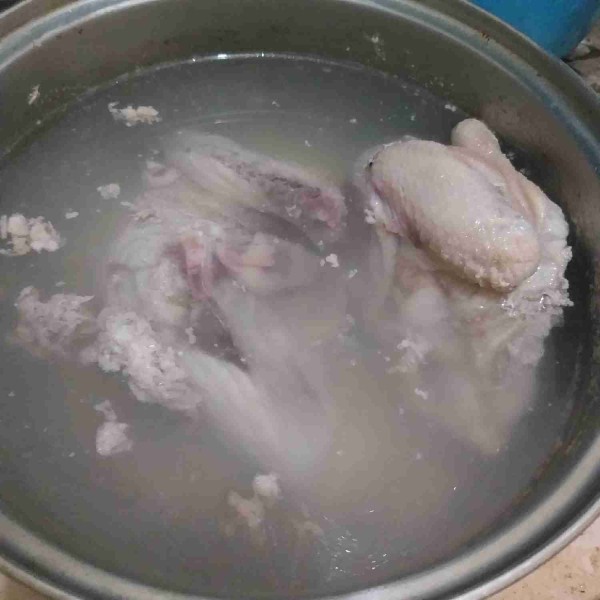 Panaskan 1.5liter air, setelah mendidih rebus ayam selama 5menit, Tiriskan dan buang airnya.
