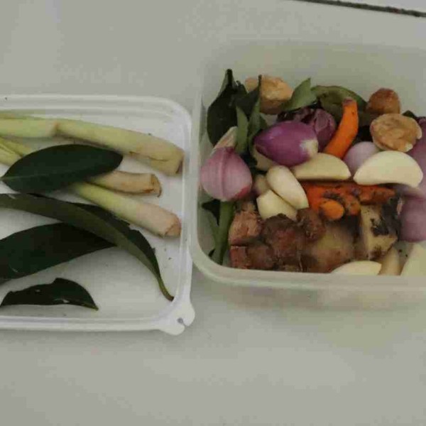 Siapkan bumbu, haluskan bumbu dan sisakan daun salam, daun jeruk, serta serai.