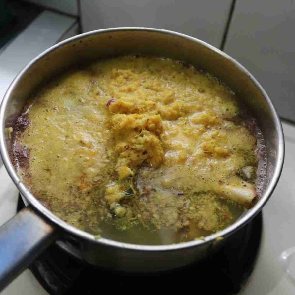 Rebus bumbu halus bersama dengan paru, daun salam, daun jeruk, serai, kecap manis, garam, dan gula.