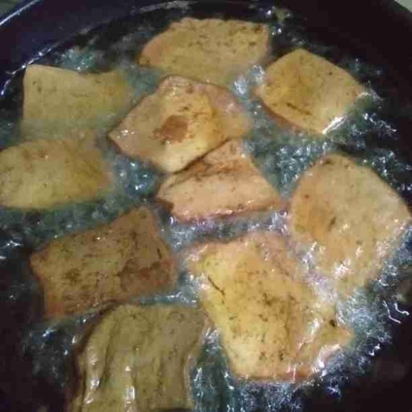Panaskan minyak, kemudian goreng tahu sampai kecoklatan. Angkat, sajikan hangat dengan cabe hijau lalap atau sambal terasi.