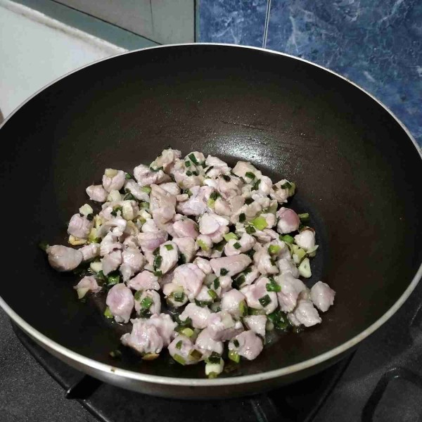 Tumis bawang prei dan bawang putih hingga layu. Masukkan daging.