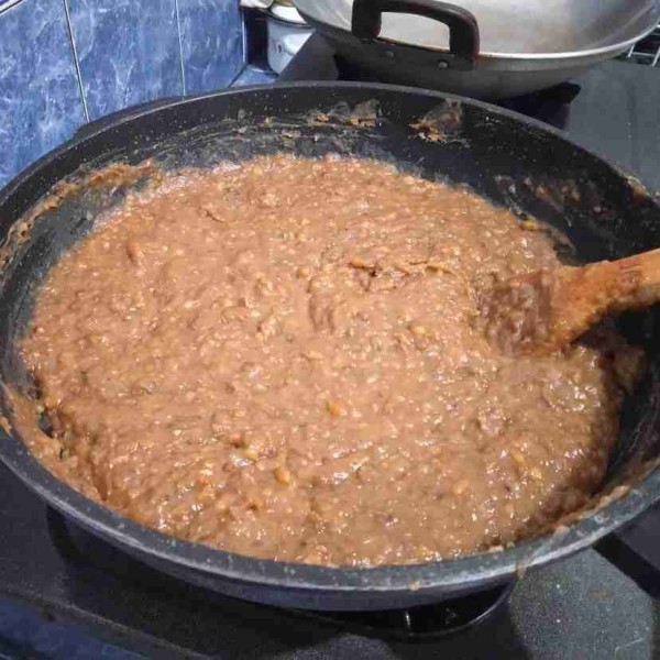 Ulek kasar kacang hijau. Masak bersama gula hingga gula larut dan air mengering hingga kacang hijau kalis dan bisa dibentuk.