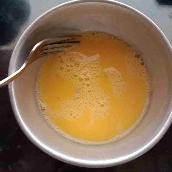 Pada wadah kocok lepas telur dengan menggunakan garpu, sisihkan terlebih dahulu.