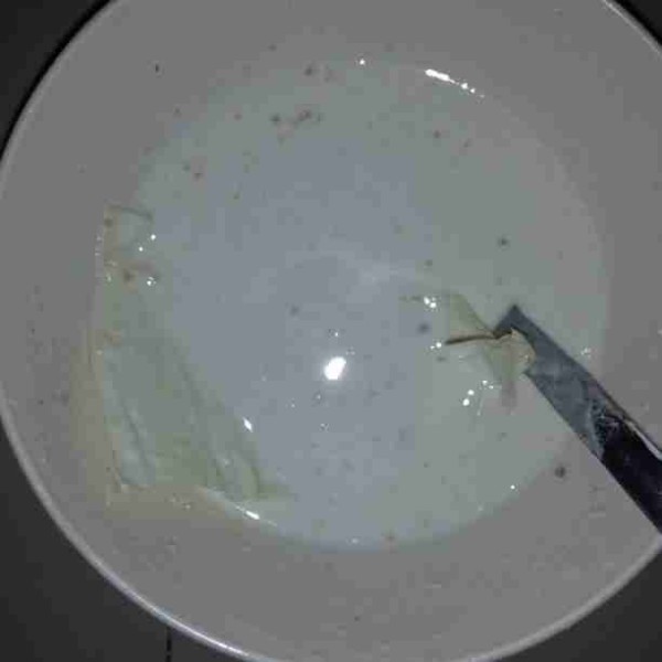 Tuang air secukupnya, aduk hingga tidak bergerindil. Tingkat kekentalan sedang kemudian celupkan kubis ke dalam tepung.