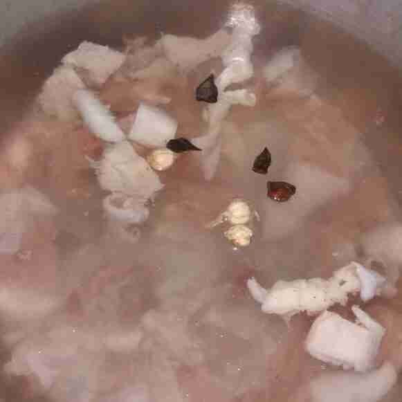 Potong dadu daging ayam, lalu rebus dengan 1 liter air bersama kapulaga dan bunga lawang. Rebus hingga ayam mengeluarkan kaldu.