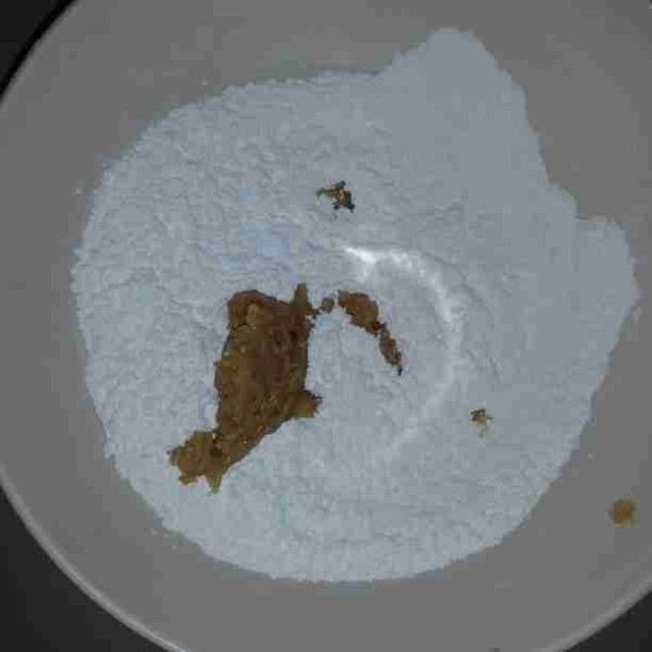 Ulek bawang putih dan ketumbar hingga halus. Campurkan semua bahan hingga rata.