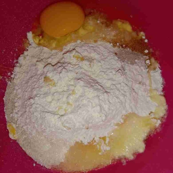Pada wadah masukkan tepung terigu, singkong halus, telur, ragi instan, bubuk milk tea, dan gula pasir.