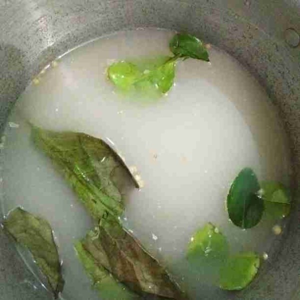 Campurkan bumbu halus, daun jeruk, dan daun salam dengan air atau air kelapa.