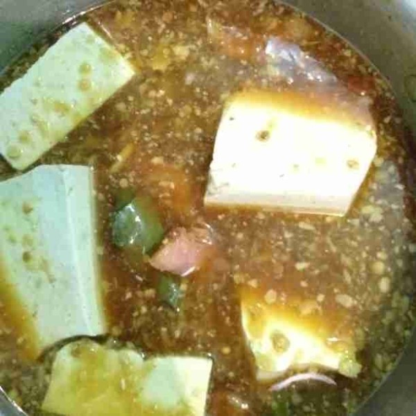 Masukkan tahu kukus yang sudah dipotong-potong, kemudian rebus sampai air menyusut atau bumbu meresap. Tiriskan.