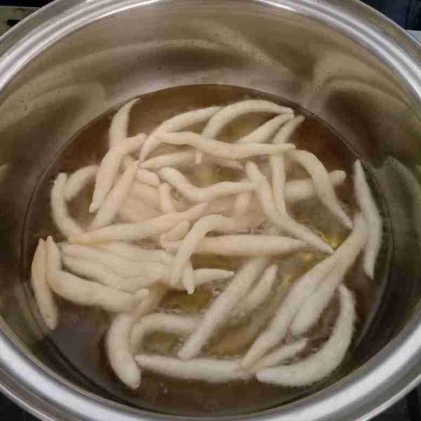 Goreng telur gabus hingga mengapung, berwarna kuning kecoklatan, dan matang (saya kemarin menjadi 3x menggoreng untuk sisa adonan yang lain juga).