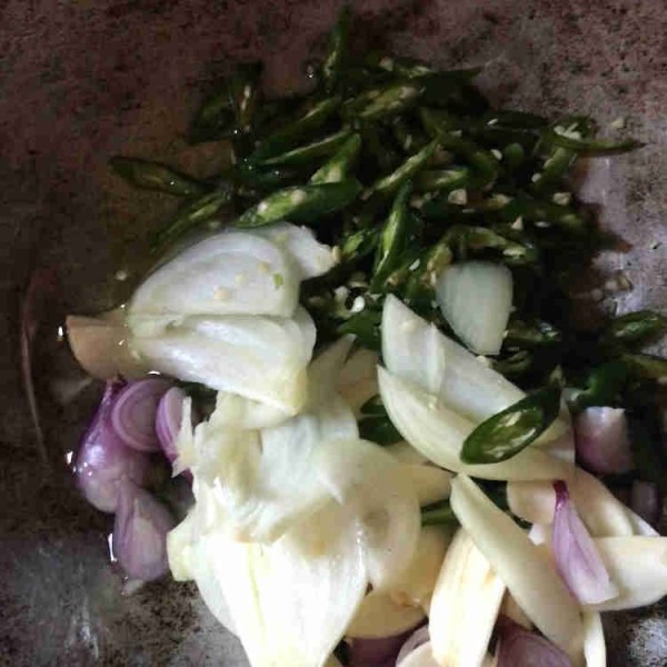 Nyalakan kompor kemudian tumis semua potongan cabai, bawang bombay, bawang putih, dan bawang merah.