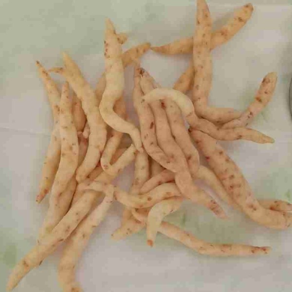 Setelah matang, angkat dan tiriskan. Lakukan hal yang sama pada sisa adonan berikutnya. Tunggu minyak dingin terlebih dahulu baru bisa untuk merendam adonan berikutnya (saya menggunakan 2 wajan dengan minyak dingin).