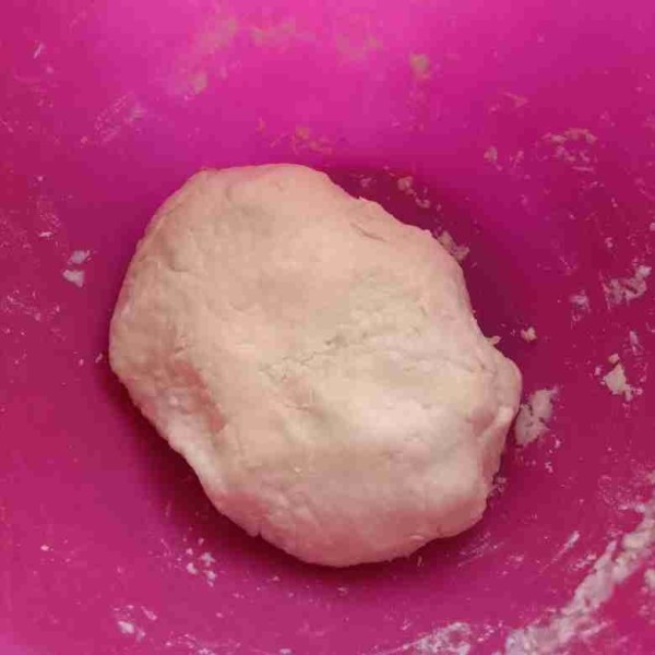 Tambahkan air sedikit demi sedikit sambil diuleni hingga menghasilkan adonan yang kalis dan tidak lengket di tangan (stop pemberian air jika sudah kalis).
