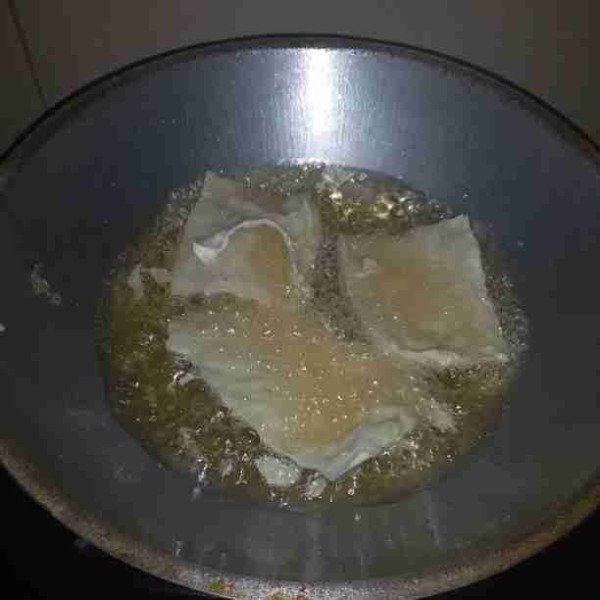 Goreng kubis dalam minyak panas. Balik kubis jika sudah berwarna keemasan.