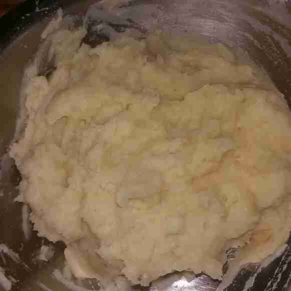 Selanjutnya rebus kentang hingga matang dan lunak, bumbui dengan 1 sdt lada bubuk dan juga garam. Aduk hingga benar-benar tercampur rata dan adonan kentangnya halus tidak ada yang bergerindil.