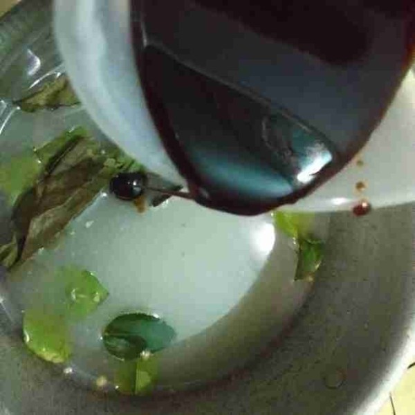 Tambahkan kecap manis, aduk rata.