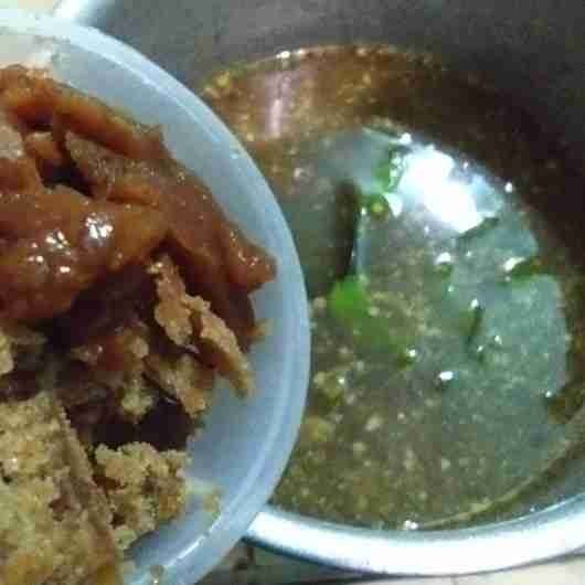 Tambahkan gula merah, asam jawa, dan garam, aduk sampai gula larut. Koreksi rasa.