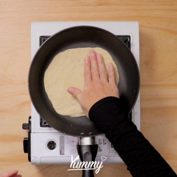 Panaskan fry pan atau wajan anti lengket, masak adonan di setiap sisi selama 1 menit hingga kuning kecoklatan. Kulit Tortilla siap digunakan sesuai dengan selera.