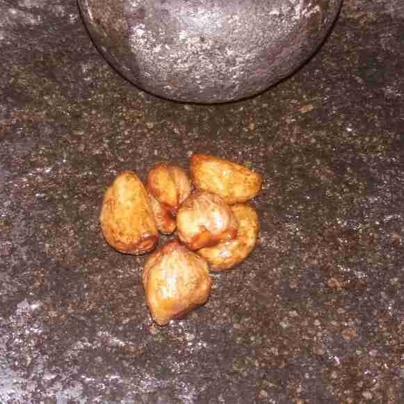 Selanjutnya ulek halus kemiri dan bawang putih goreng.
