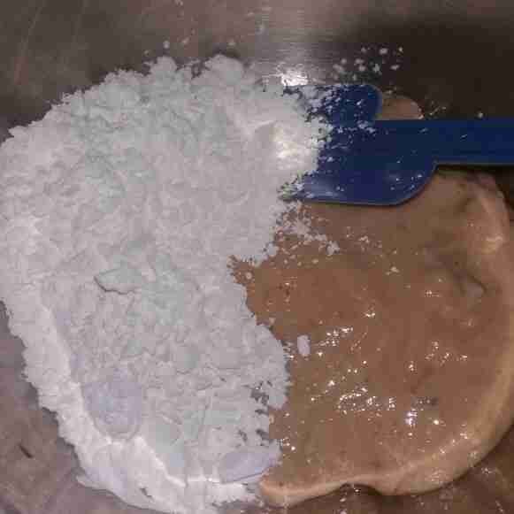 Sementara menunggu kuah kaldunya dimasak, kita buat baksonya. Blender semua bahan bakso kecuali tepung tapioka. Setelah di blend halus, tambahkan 5 sdm tepung tapioka, aduk hingga tercampur rata.