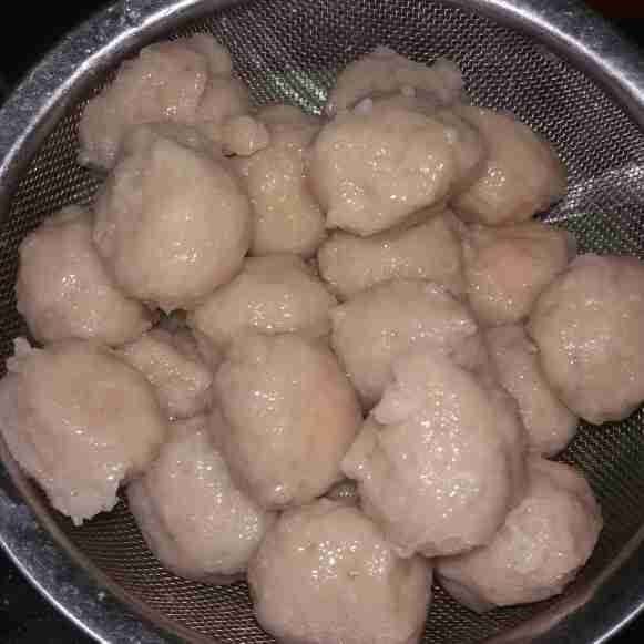 Cemplungkan bakso ke dalam air dingin, diamkan sebentar lalu tiriskan.