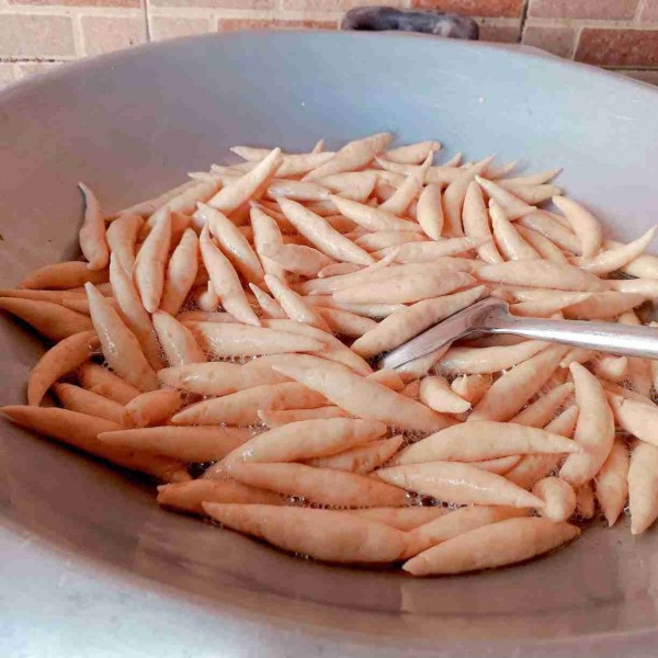 Goreng hingga kecoklatan dan renyah. Angkat dan tiriskan.