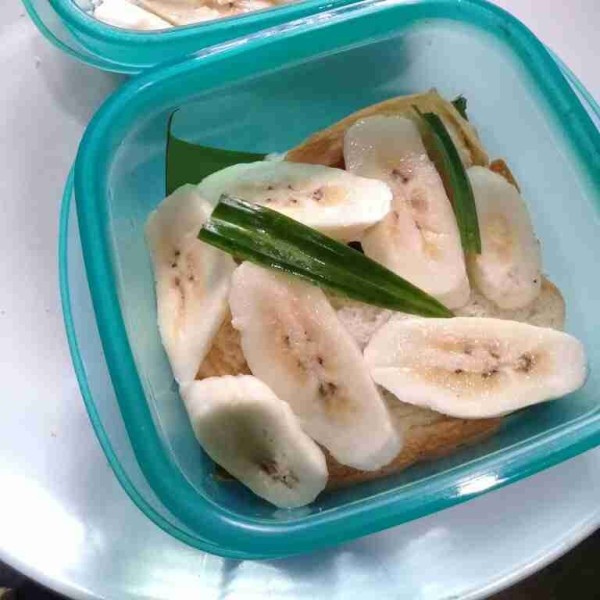 Beri pisang dan sematkan daun pandan diatas roti tawar.