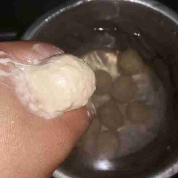 Didihkan 600 ml air dalam panci, matikan api. Bentuk adonan bulat-bulat hingga adonan habis lalu nyalakan kembali api. Masak bakso hingga matang mengapung.