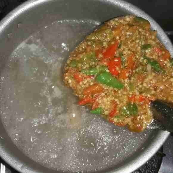 Tuangkan ke kuah kaldu. Tambahkan juga garam, gula, kaldu bubuk, air perasan lemon, dan kuning telur. Masak hingga bumbu cabainya medok.