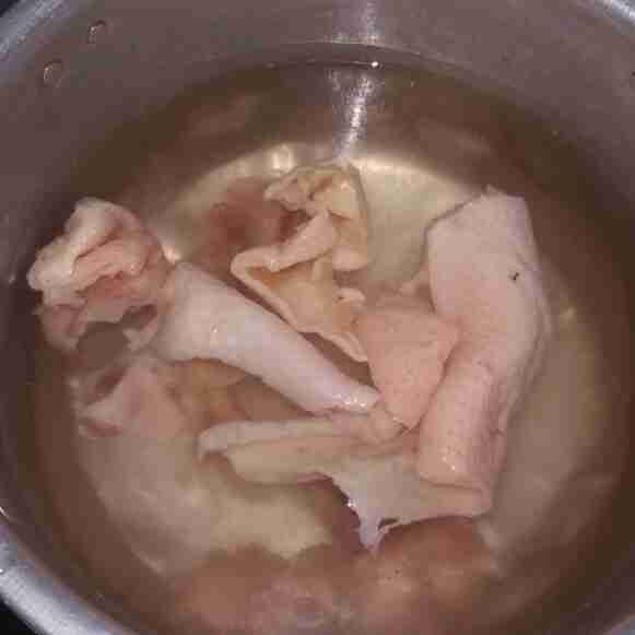 Rebus tulang dan kulit ayam dengan 1 liter air selama 45-60 menit sampai menghasilkan kaldu yang cukup pekat.
