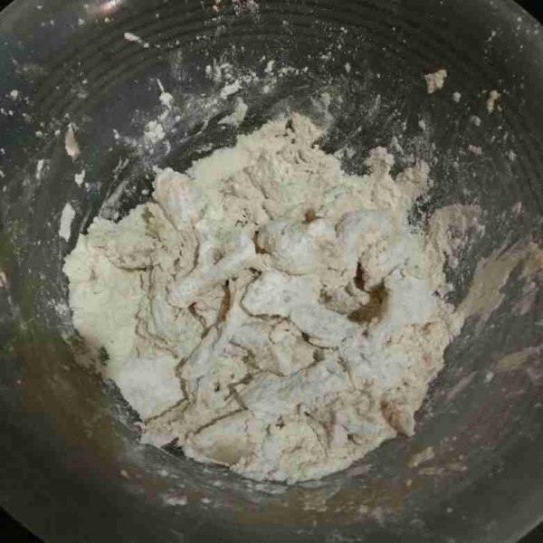 Gulingkan ke dalam tepung kering kemudian balur hingga rata.