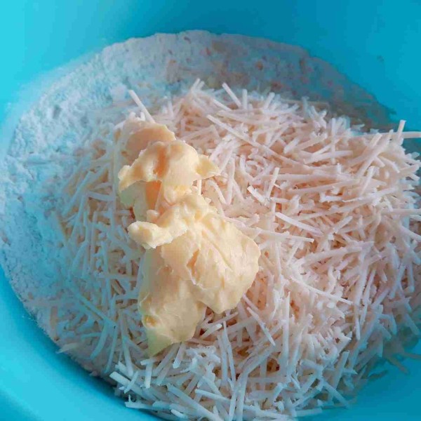 Campur tepung ketan, keju, dan blueband.