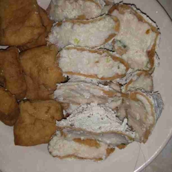 Ambil 1 potong tahu pong. Masukkan ayam giling secukupnya. Lakukan hingga adonan habis.