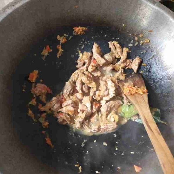 Masukkan daging yang telah diiris. Masak hingga berubah warna.