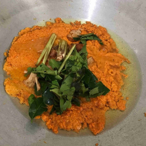 Tumis pake wajan ukuran besar bumbu halus dan pelengkap kecuali kecap dan saos2. hingga wangi dan matang. Setelah matang, masukin kecap dan saosnya.