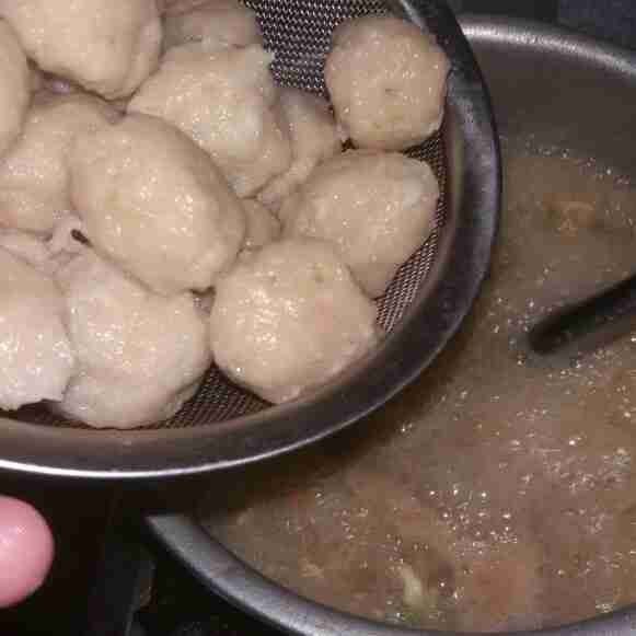 Terakhir masukkan bakso ayam, masak hingga kuahnya mendidih kembali dan baksonya mengapung.